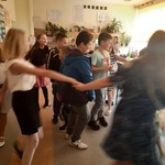 uczniowie tańczą w sali4.jpg