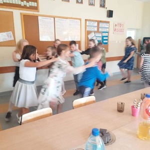 uczniowie tańczą w sali2.jpg