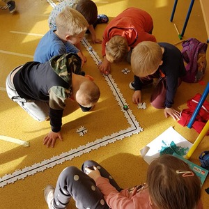 dzieci układają puzzle dla ozobota.jpg
