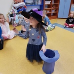 dziewczynka czarownica losuje kartę z kapelusza.jpg