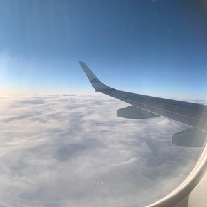 widok na chmury z samolotu.jpg