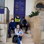 4 uczniowie przed niebieskimi drzwiami maltanskimi.jpg