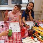 dziewczynki przy stoliku malują farbami 2.jpg