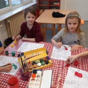 dziewczynki przy stoliku malują farbami 1.jpg