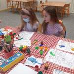 dziewczynki przy stoliku malują farbami 3.jpg