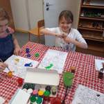 dziewczynki przy stoliku malują farbami 4.jpg