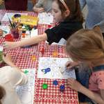 dziewczynki przy stoliku malują farbami 5.jpg
