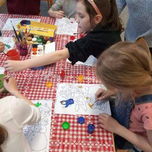 dziewczynki przy stoliku malują farbami 5.jpg