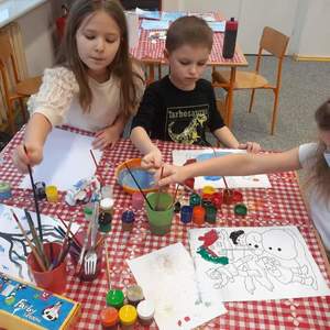 dziewczynka z chłopcem przy stoliku malują farbami.jpg